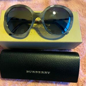 NWOT Burberry olive and grey oversized fashion sunglasses Made in Italy